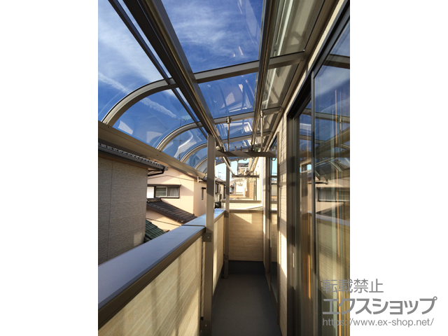 埼玉県さいたま市ののバルコニー・ベランダ屋根 ライザーテラスII R型 屋根タイプ 連棟 積雪〜20cm対応＋吊り下げ物干し 標準 3本入×1 施工例