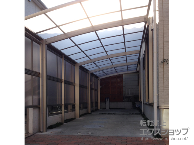 埼玉県さいたま市ののカーポート プレシオスポート 縦連棟 積雪〜20cm対応＋着脱式補助柱 2本入り×2セット＋サイドパネル＋収納式物干しセット2型 単体用 2本入り×1セット 施工例