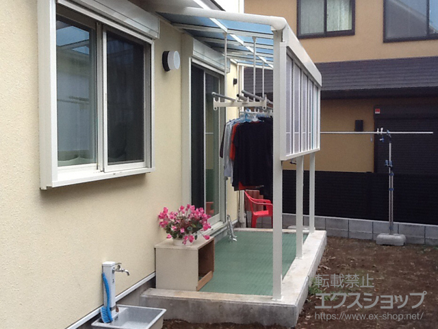 神奈川県横浜市のLIXIL リクシル（トステム）のテラス屋根 パワーアルファ F型 テラスタイプ 単体 積雪〜30cm対応＋吊り下げ物干し＋前面スクリーン 施工例
