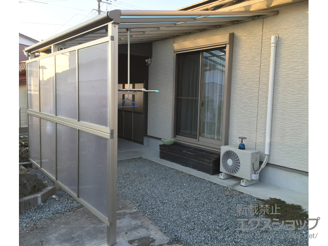 福島県相馬市ののテラス屋根 ヴェクターテラス F型 テラスタイプ 単体 積雪〜20cm対応＋前面パネル 2段仕様 積雪〜20cm対応用＋吊り下げ式物干し ロング 2本入 施工例