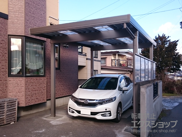青森県八戸市のLIXIL リクシル（トステム）のカーポート テリオスポートIII 3000 角柱4本仕様 積雪〜100cm対応＋サイドパネル （ポリカーボネート） 施工例