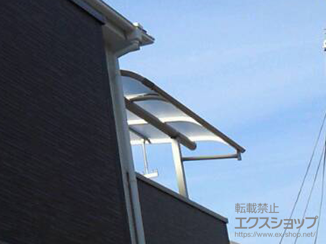 大阪府枚方市ののバルコニー・ベランダ屋根 ヴェクターテラス R型 屋根タイプ 単体 積雪〜20cm対応＋物干しセット 吊り下げ式 標準2本入り×1セット 施工例