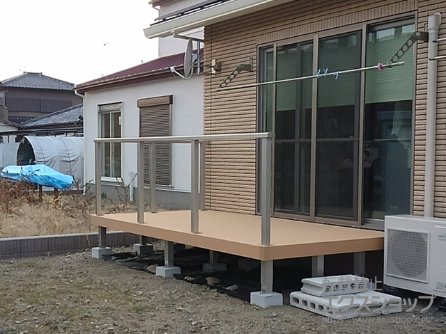 栃木県佐野市ののウッドデッキ リウッドデッキ 200＋シンプルモダンデッキフェンス1型 笠木のみ 施工例