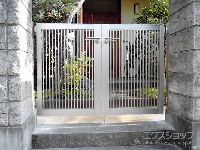 千葉県千葉市のの門扉 プレスタ門扉 2型 細たて桟 両開き 柱使用 施工例