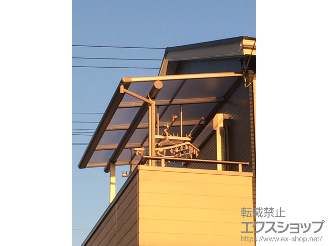 大阪府岸和田市ののバルコニー・ベランダ屋根 プレシオステラス F型 屋根タイプ 単体＋吊り下げ物干し 標準 2本入 施工例