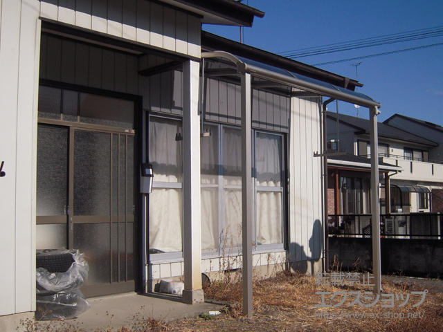 栃木県日光市ののテラス屋根 プレシオステラス R型 テラスタイプ 単体 積雪〜20cm対応＋吊り下げ式物干し 標準 2本入り×1セット 施工例