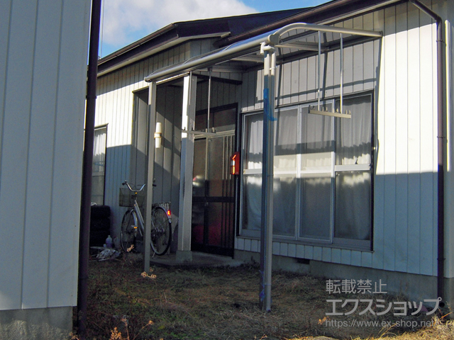 栃木県日光市ののテラス屋根 プレシオステラス R型 テラスタイプ 単体 積雪〜20cm対応＋吊り下げ式物干し 標準 2本入り×1セット 施工例
