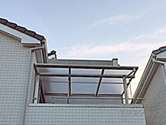 大阪府八尾市ののバルコニー・ベランダ屋根 ヴェクターテラス F型 屋根タイプ 単体 積雪〜20cm対応＋吊り下げ式物干し 標準 2本入り×1セット 施工例