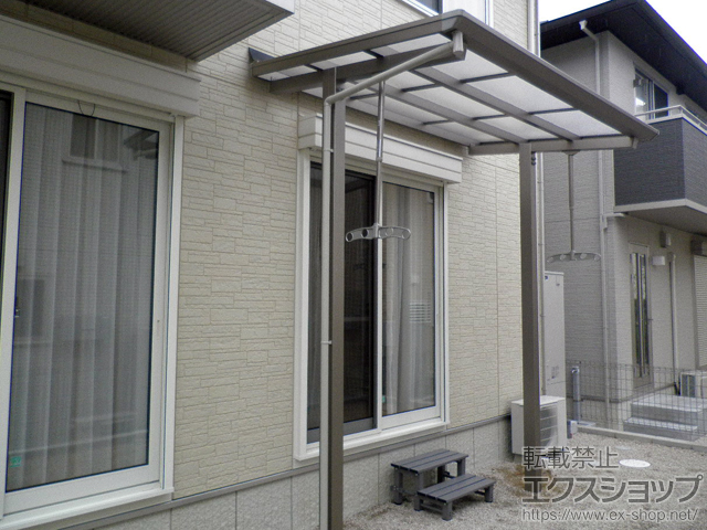 福岡県北九州市ののテラス屋根 セパーネ テラスタイプ すき間カバー付き 単体＋吊り下げ型調整式竿掛け ロング2本入り×1セット 施工例