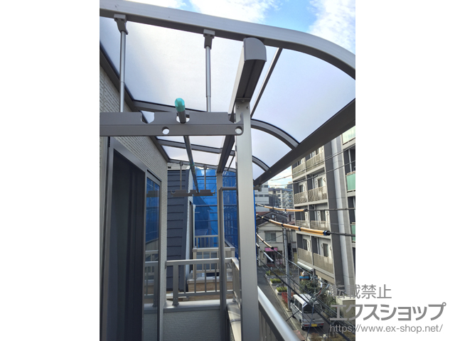 東京都新宿区ののカーポート スピーネ R型 屋根タイプ 単体 積雪〜20cm対応＋吊り下げ物干しAセット 施工例