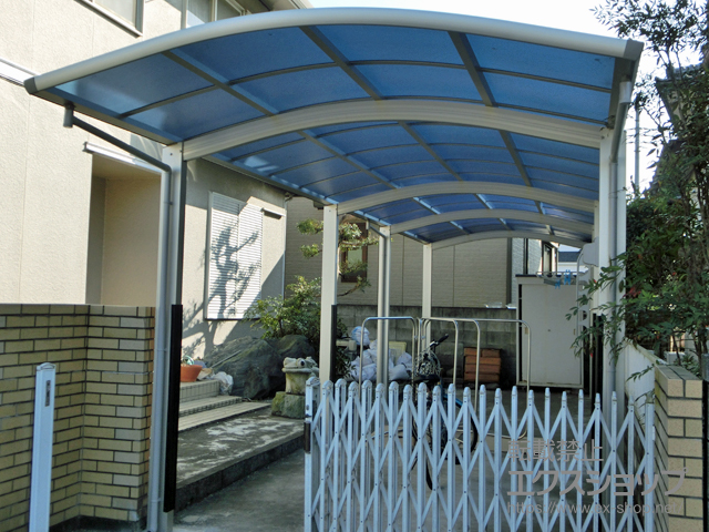 埼玉県行田市ののカーポート レイナワンポートグラン 縦連棟　積雪〜20cm対応＋水平式物干し 標準 2本入り×2セット＋柱カバー 小 2枚入り×2セット＋縦連棟 枯葉よけネット 施工例