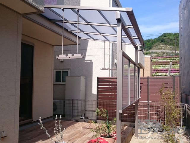広島県広島市ののテラス屋根 スピーネ F型 テラスタイプ 単体 積雪〜20cm対応＋吊り下げ物干しAセット ロング 2本入＋前面スクリーン 施工例