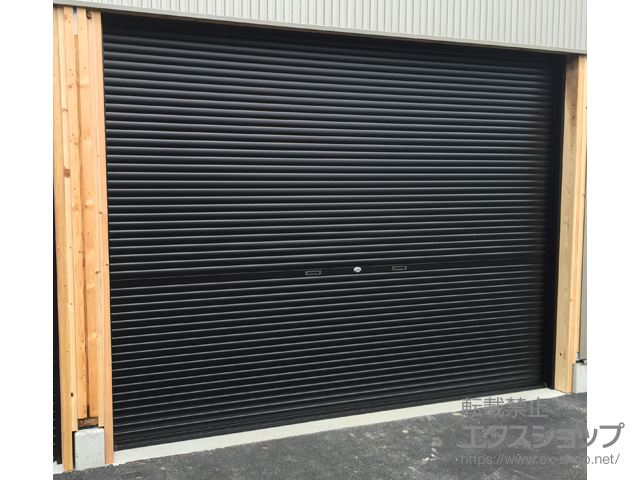 埼玉県熊谷市のLIXIL リクシル（トステム）のガレージシャッター ガレージシャッタークワトロ 手動式 内部付タイプ 施工例
