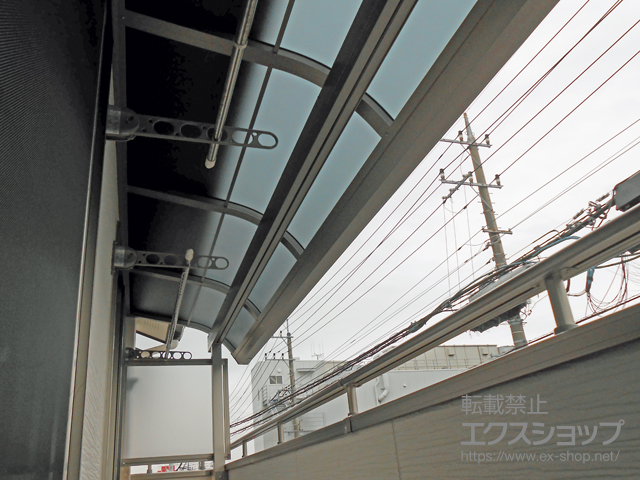 千葉県柏市のLIXIL リクシル（トステム）のバルコニー・ベランダ屋根 ライザーテラスII R型 屋根タイプ 単体 積雪〜20cm対応＋ 側面スクリーン1段 施工例