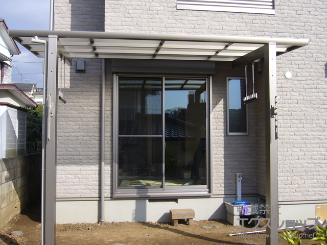 神奈川県横須賀市ののテラス屋根 メニーウェルD テラスタイプ 単体 積雪〜20cm対応＋吊下げ型調整式竿掛け 標準2本入 施工例