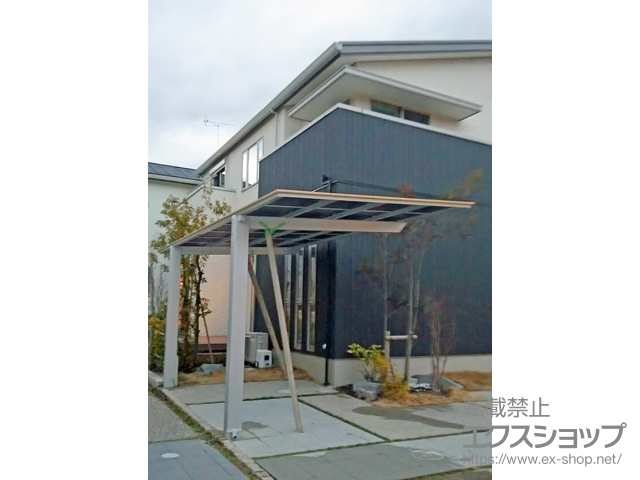 愛知県名古屋市ののカーポート フーゴF (フラットスタイル) 積雪〜20cm対応＋スマート雨樋 標準柱（H22）・ロング柱（H25）用＋カーポートライト センサ付き（台座セット・ACアブタブ込み）＋雨樋ネット 施工例