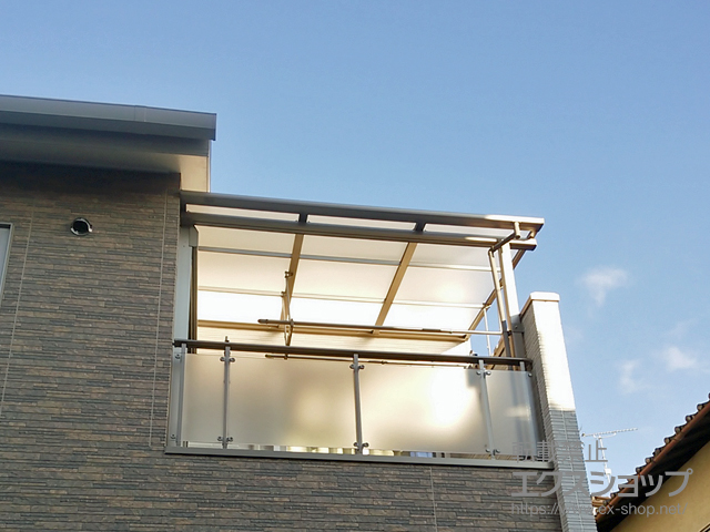 京都府京都市ののバルコニー・ベランダ屋根 スピーネ F型 屋根タイプ 片袖納まり 単体 積雪〜20cm対応＋吊下げ物干し Aセット 標準 2本入り×1セット 施工例