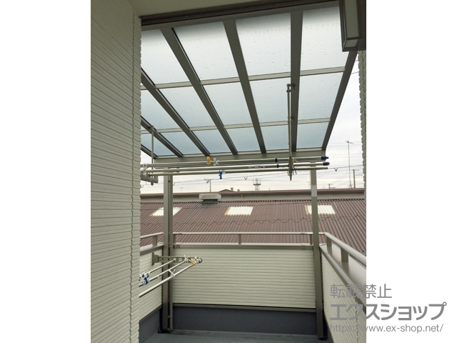 兵庫県高砂市のLIXIL リクシル（トステム）のバルコニー・ベランダ屋根 パワーアルファ F型 屋根タイプ 単体 積雪〜30cm対応＋吊り下げ物干し(ワイド) 標準 2本入×1セット 施工例