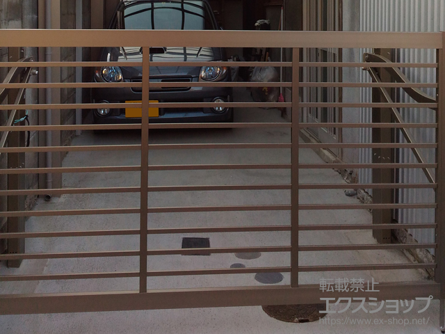 大阪府堺市ののカーゲート スウィングアップゲート1型 横格子 手動式 施工例