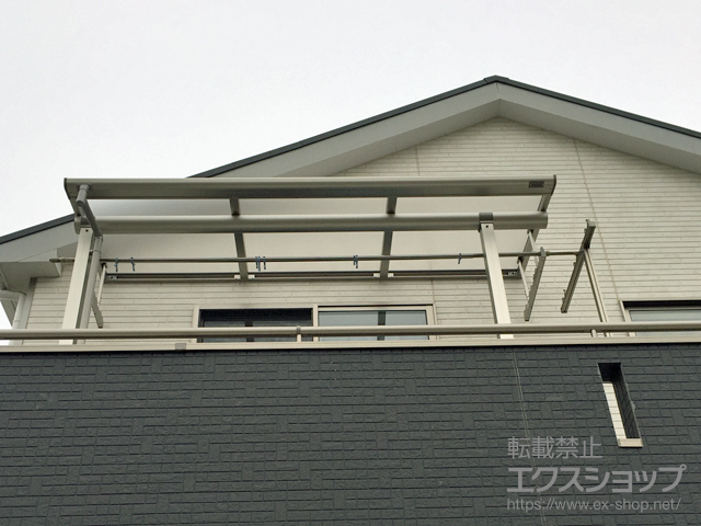 栃木県佐野市ののバルコニー・ベランダ屋根 プレシオステラス F型 屋根タイプ 単体 積雪〜20cm対応＋吊下げ物干し 標準 2本入 施工例