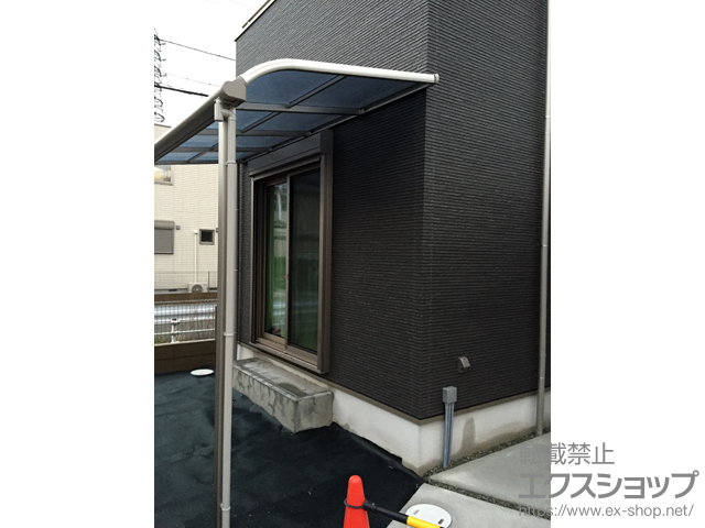 兵庫県明石市ののテラス屋根 プレシオステラス R型 テラスタイプ 単体 積雪〜20cm対応＋吊り下げ式物干し 標準2本入り×1セット 施工例