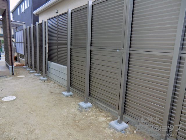 愛知県名古屋市ののフェンス・柵 プレスタフェンス 8型 横ルーバー 多段柱施工 施工例