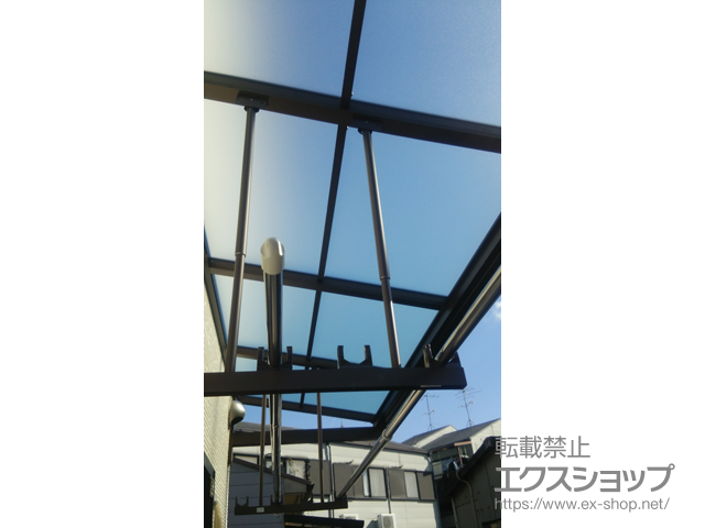 京都府京都市ののバルコニー・ベランダ屋根 ヴェクターテラス F型 ルーフタイプ 単体積雪〜20cm対応＋吊り下げ式物干し 標準 2本入り×1セット 施工例