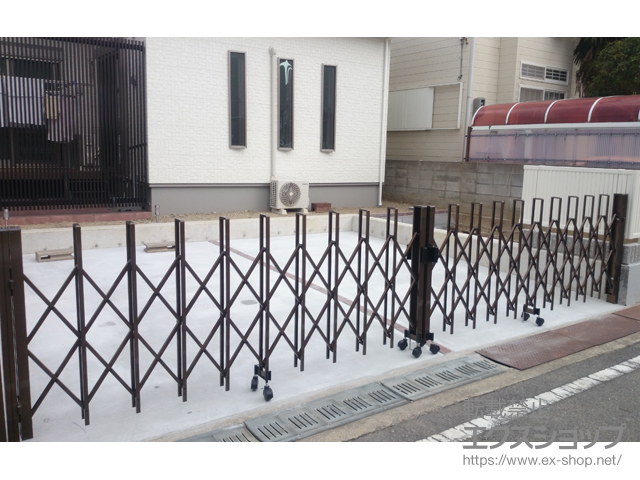 兵庫県明石市ののカーゲート トリップゲート RA型 ノンレール 両開き 600Ｗ 施工例