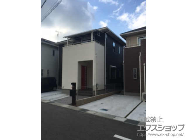 大阪府泉佐野市ののバルコニー・ベランダ屋根 ヴェクターテラス R型 屋根タイプ 単体 積雪〜20cm対応＋吊り下げ式物干し 標準 2本入り 施工例