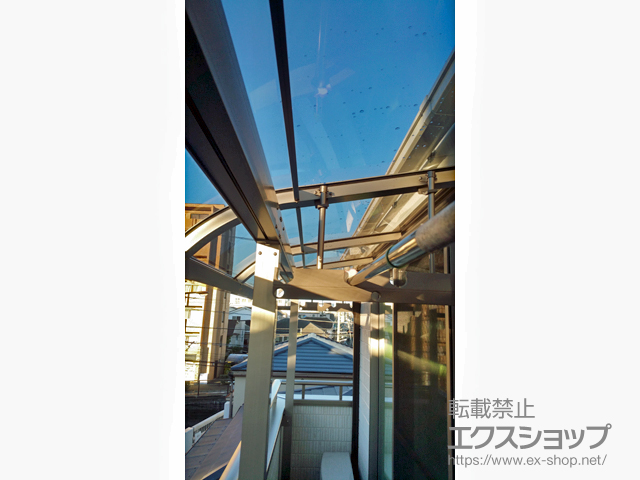 東京都大田区ののバルコニー・ベランダ屋根 スピーネ R型 屋根タイプ 連棟 積雪〜20cm対応＋吊り下げ物干しAセット＋目隠しルーバー セキュリティフィルター80 施工例