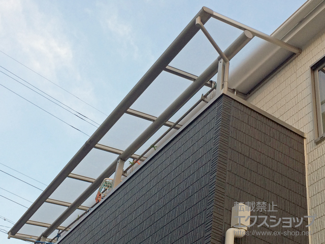 愛知県東海市ののバルコニー・ベランダ屋根 ヴェクターテラス F型 屋根タイプ 連棟 積雪〜20cm対応＋吊り下げ式物干し 標準 2本入り×1セット 施工例