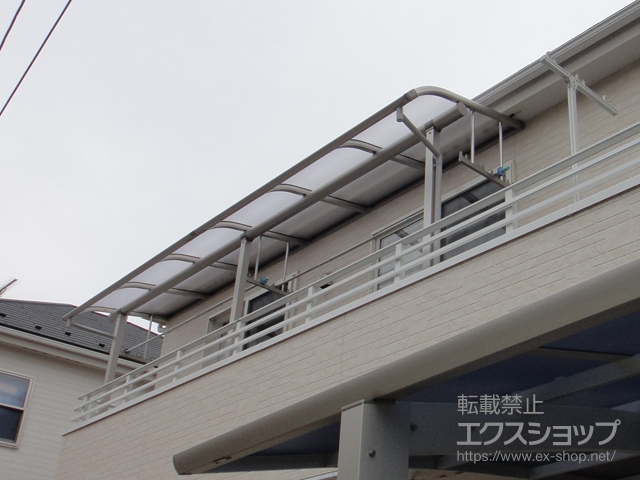 東京都八王子市ののカーポート プレシオステラス R型 屋根タイプ 連棟 積雪〜20cm対応＋吊り下げ式物干し 標準＋水平式物干し 木造躯体用 標準タイプ 2本入り 施工例