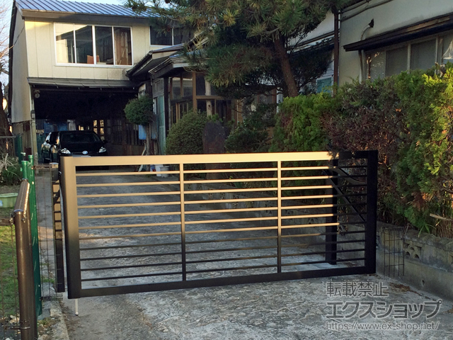 秋田県秋田市ののカーゲート スウィングアップゲート1型 横格子 手動式 施工例