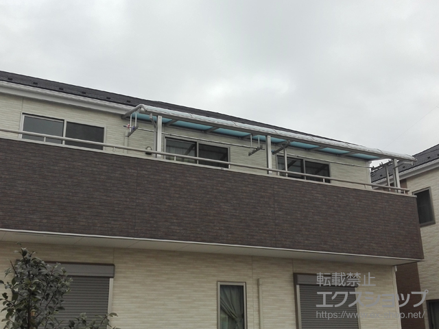 埼玉県飯能市ののバルコニー・ベランダ屋根 ヴェクターテラス R型 屋根タイプ 連棟 積雪〜20cm対応＋物干しセット 吊り下げ式 標準2本入り×1セット 施工例