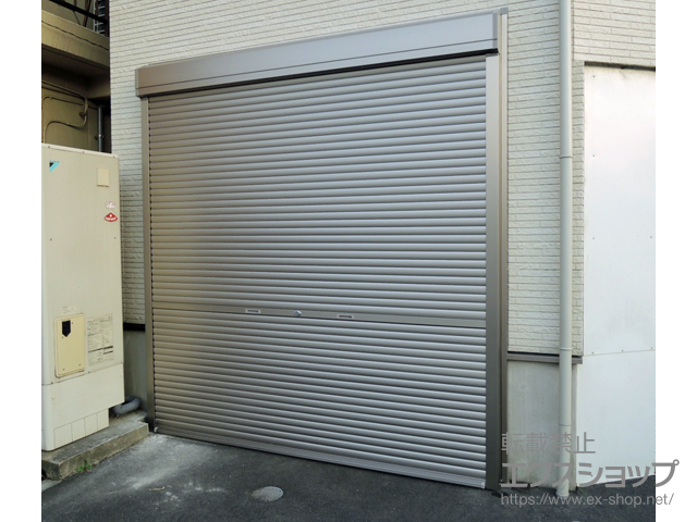 東京都大田区のLIXIL リクシル（トステム）のガレージシャッター ガレージシャッタークワトロ 手動式 外部付タイプ 施工例