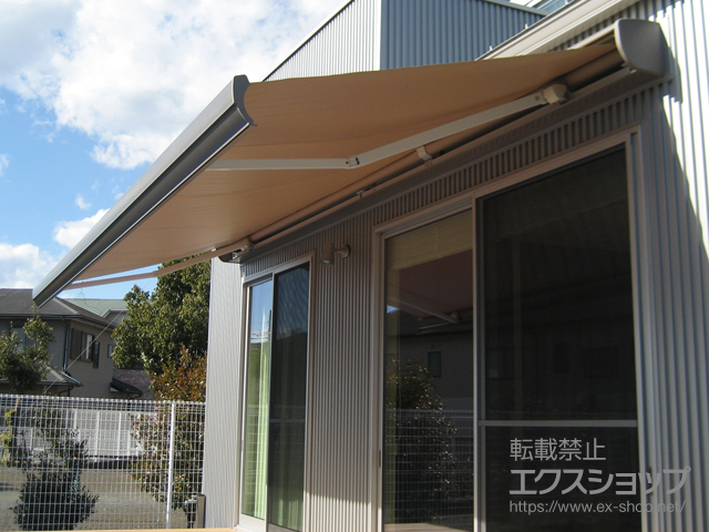 静岡県富士市のLIXIL リクシル（トステム）のオーニング・日よけ 彩風L型 ボックスタイプ 電動式(スイッチ) 施工例