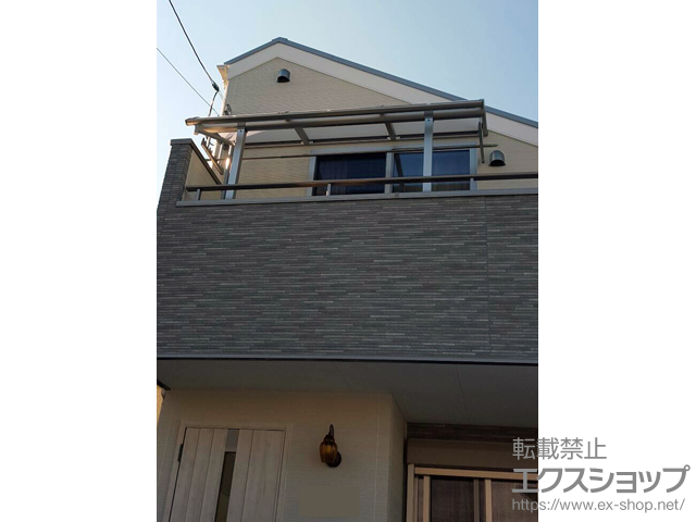 東京都葛飾区ののバルコニー・ベランダ屋根 プレシオステラス R型 屋根タイプ 単体 積雪〜20cm対応＋吊下げ物干し 標準 2本入×1セット 施工例