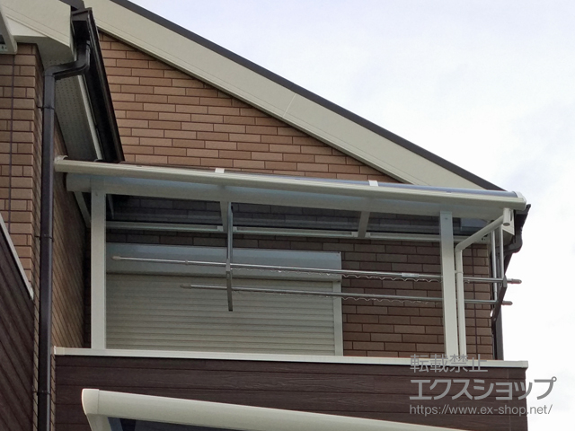 大阪府寝屋川市ののバルコニー・ベランダ屋根 ヴェクターテラス R型 屋根タイプ 単体 積雪〜20cm対応＋吊り下げ式物干し 標準 2本入り×2セット 施工例