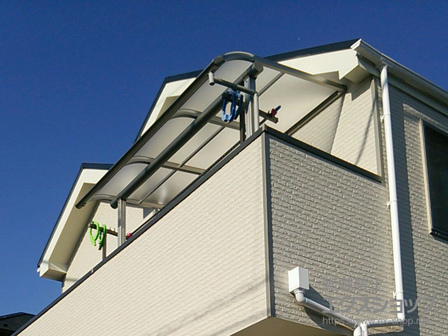 東京都東久留米市ののバルコニー・ベランダ屋根 プレシオステラス R型 屋根タイプ 単体 積雪〜20cm対応 施工例