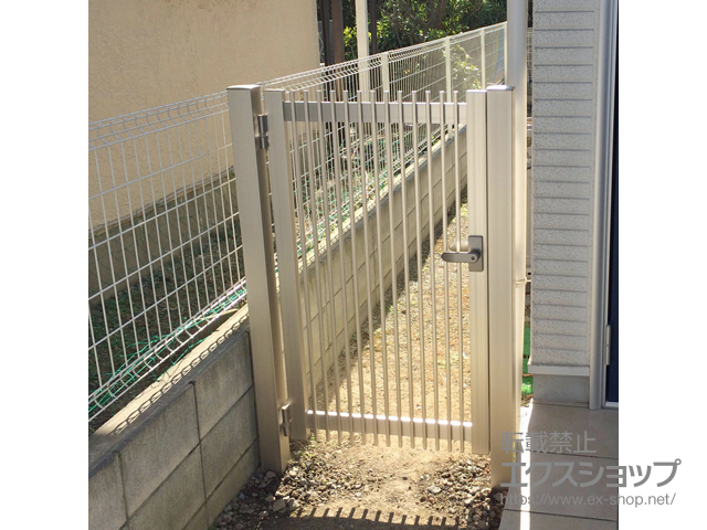 神奈川県横須賀市のの門扉 レスティン門扉 11型 片開き　門柱使用 施工例