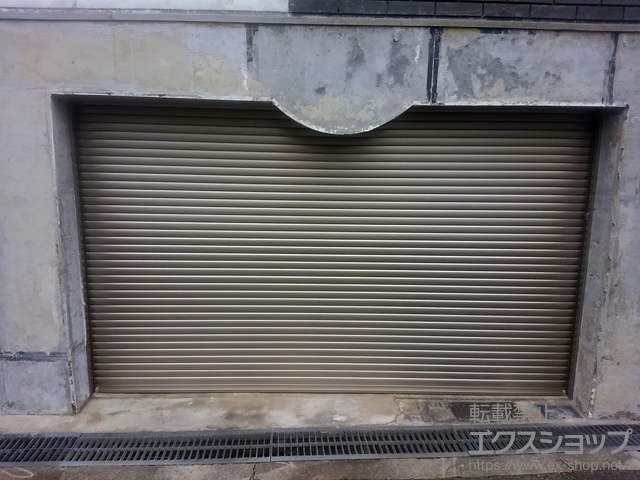 大阪府寝屋川市のLIXIL リクシル（トステム）の窓シャッター ガレージシャッタークワトロ 電動式 内部付タイプ ※外部停電時開閉機構 施工例