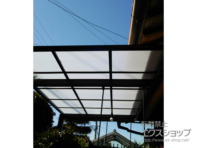 三重県伊賀市ののテラス屋根 フーゴF テラスタイプ　単体 積雪〜20cm対応＋吊下げ物干し Bセット 標準 2本入 施工例