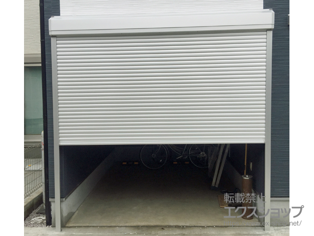 神奈川県綾瀬市のLIXIL リクシル（トステム）のガレージシャッター ガレージシャッタークワトロ 電動式 外部付タイプ 施工例