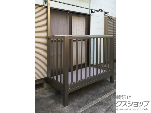 神奈川県大和市のLIXIL リクシル（トステム）のバルコニー ビューステージHスタイル 縦太格子 単体 1階設置式 施工例