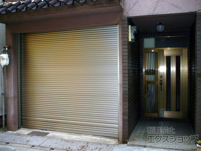 大阪府大阪市のLIXIL リクシル（トステム）のガレージシャッター ガレージシャッタークワトロ 電動式 内部付タイプ 施工例