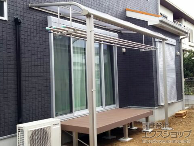 千葉県四街道市ののテラス屋根 プレシオステラス R型 テラスタイプ 単体 積雪〜20cm対応＋吊り下げ物干し 標準 2本入り×1セット 施工例
