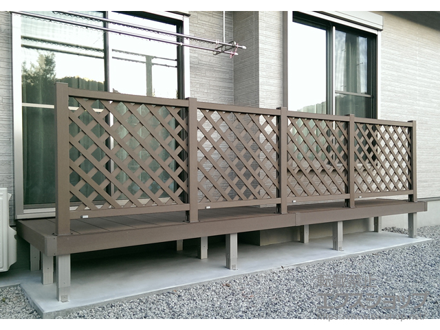 鹿児島県霧島市ののウッドデッキ リウッドデッキ 200＋リウッドデッキフェンス2型＜ラチス格子＞ 施工例