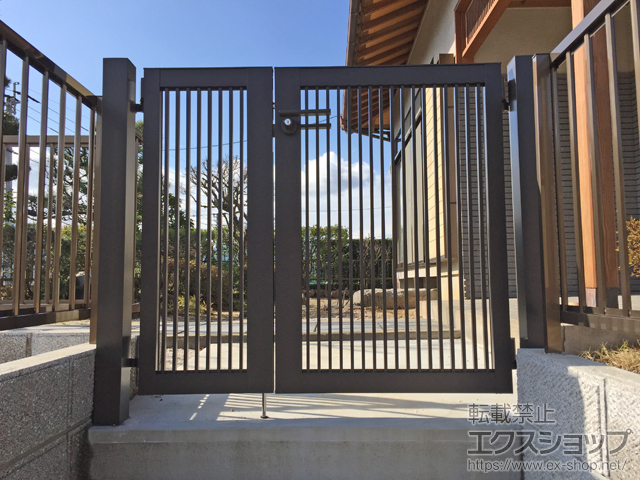 福岡県福岡市のの門扉 プレスタ門扉 2型 細たて桟 両開き親子 柱使用 施工例