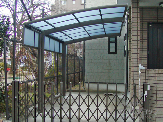 東京都練馬区ののカーポート ネスカR (ラウンドスタイル) 積雪〜20cm対応＋着脱式サポート標準柱（Ｈ22）用 2本入り×1セット＋サイドパネル 施工例