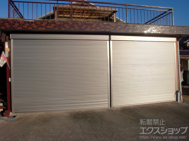 三重県津市のLIXIL リクシル（トステム）のガレージシャッター ガレージシャッタークワトロ 電動式 外部付タイプ 施工例
